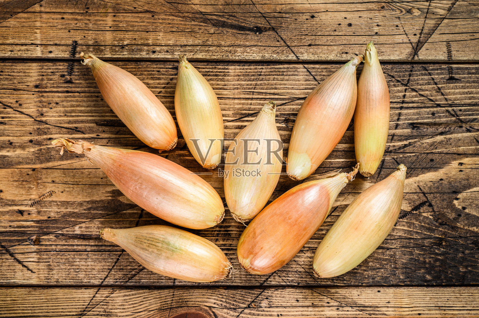 厨房桌上的新鲜葱头洋葱。木制背景。俯视图照片摄影图片