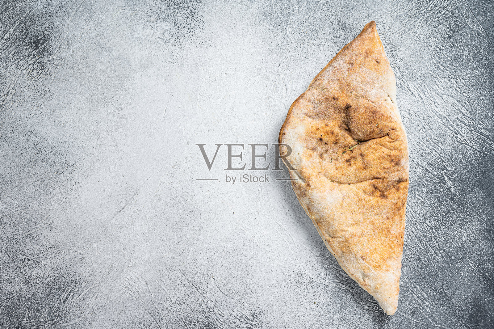 加鸡肉和奶酪的意大利Calzone披萨。白色背景。前视图。本空间照片摄影图片