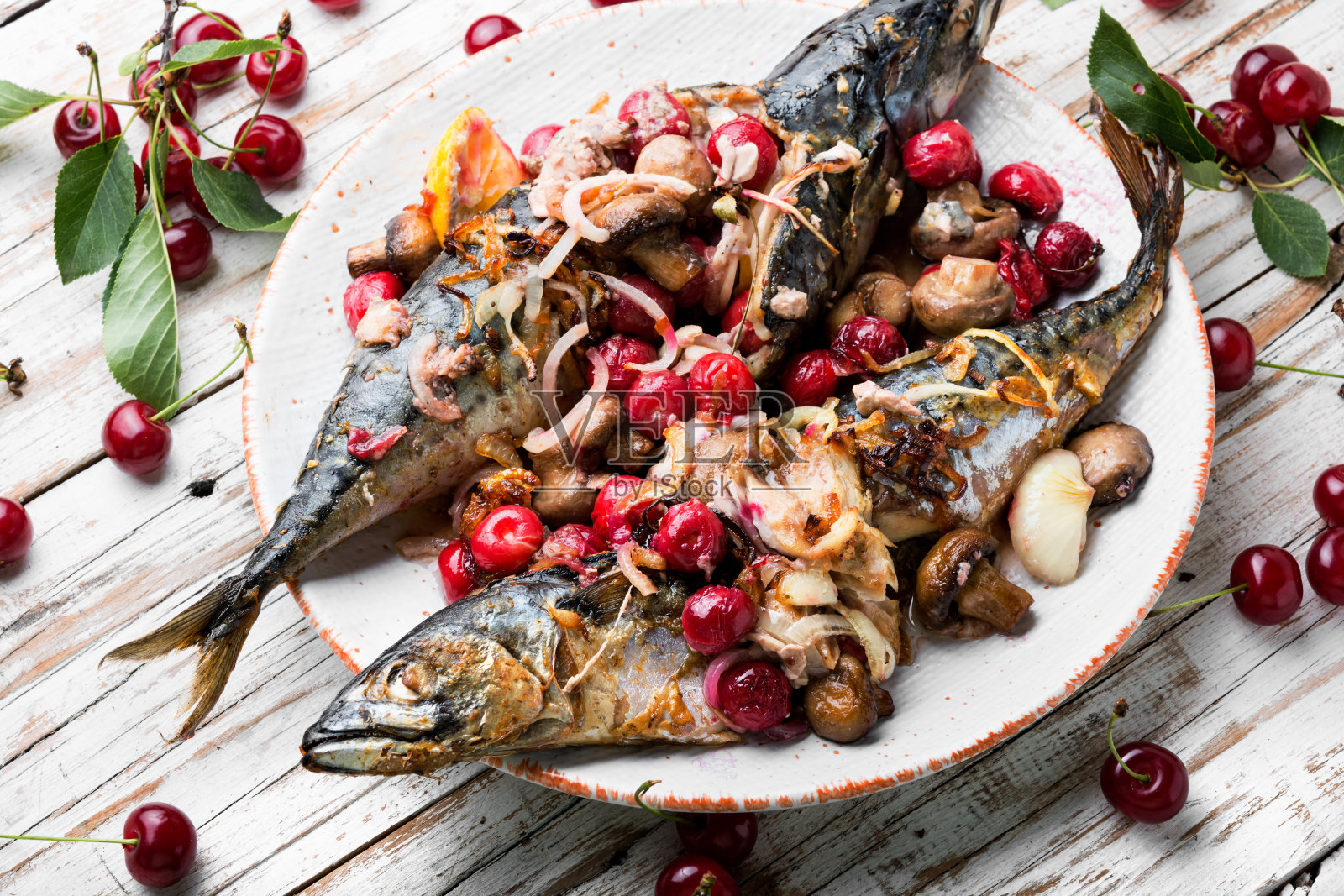 烤鲭鱼塞满樱桃照片摄影图片
