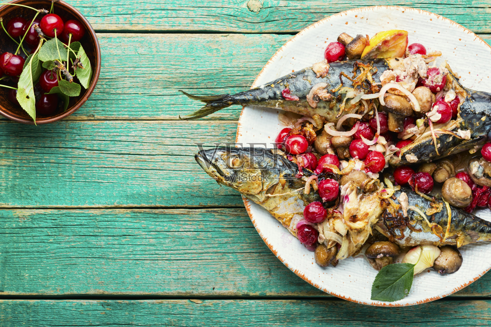 烤鲭鱼塞满樱桃，文字空间照片摄影图片