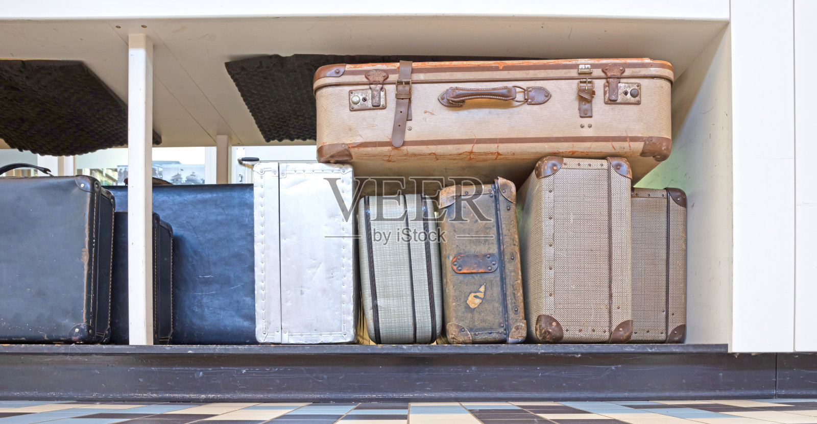 等待托运的旧行李和行李箱，选择性聚焦照片摄影图片