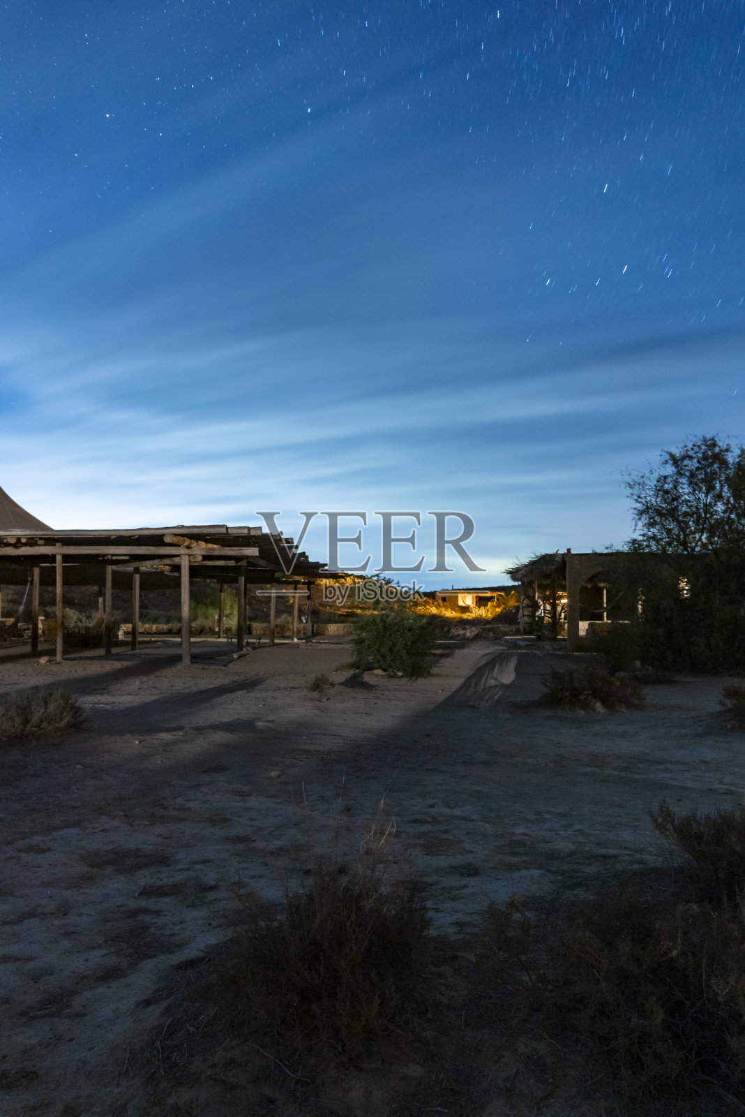 星光轨迹长曝光摄影：银河，以色列尼扎纳沙漠的夜间住宿照片摄影图片