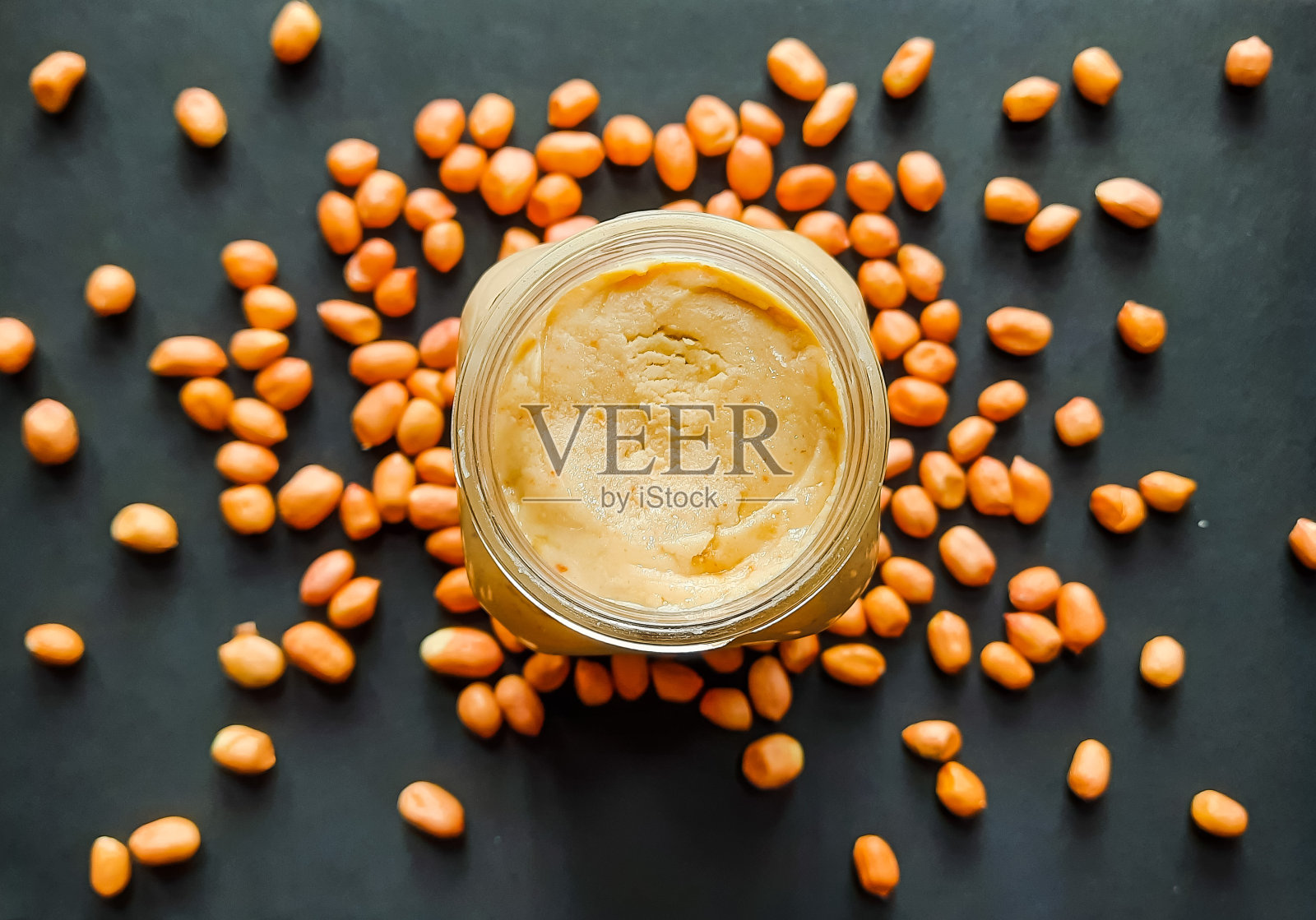 自制的花生酱装在一个大玻璃瓶里照片摄影图片