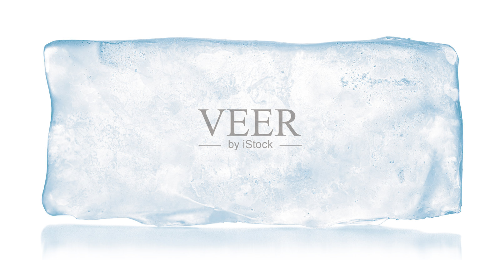 一个半透明的长方形纯冰块，孤立在白色的背景上。纯净和新鲜的概念。照片摄影图片