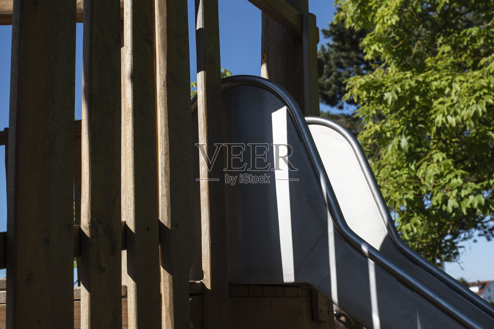 在滑梯上投下阴影的木板条照片摄影图片