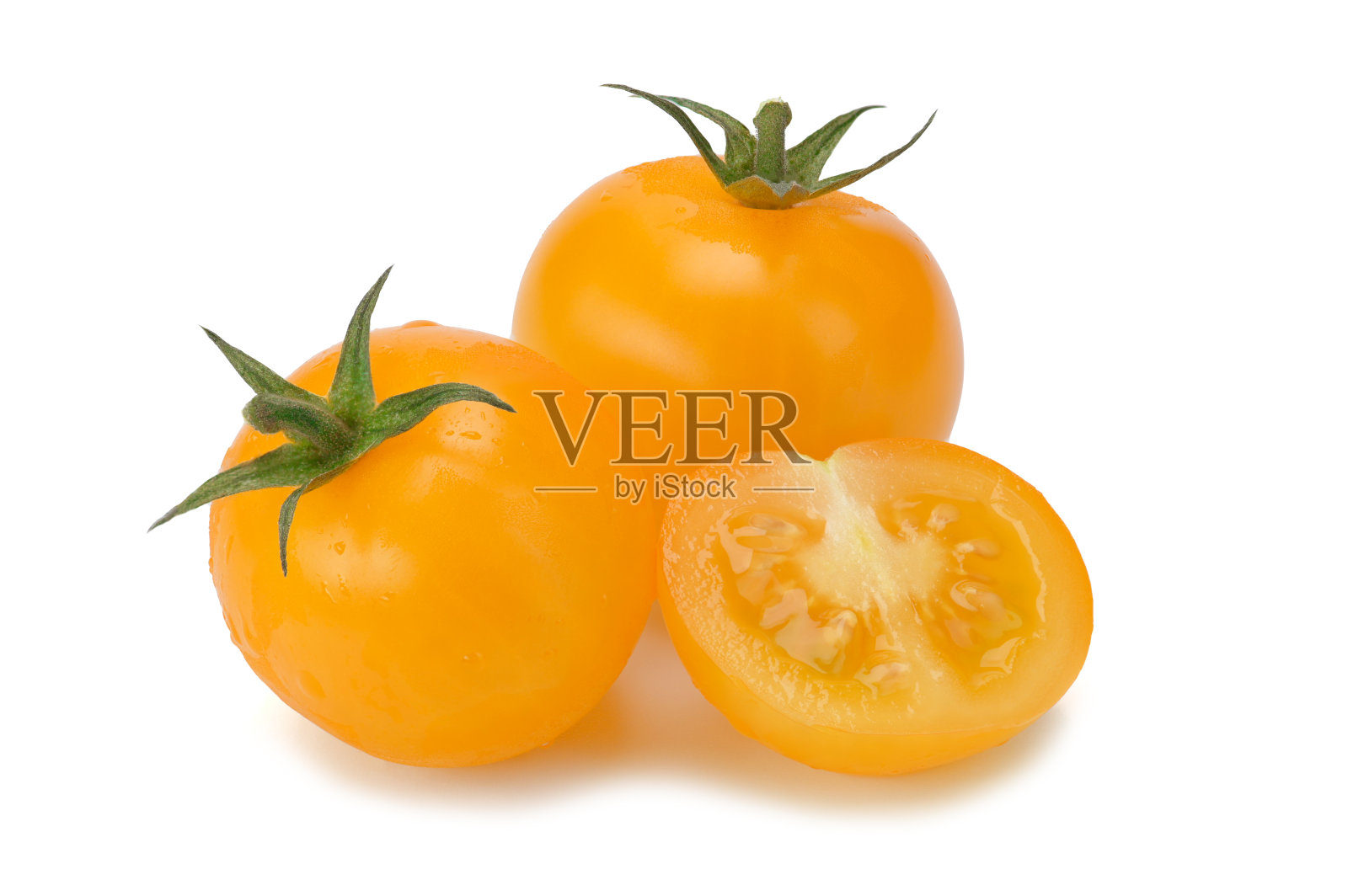 三个鲜嫩多汁的黄色圣女果在孤立的白色背景上。照片摄影图片