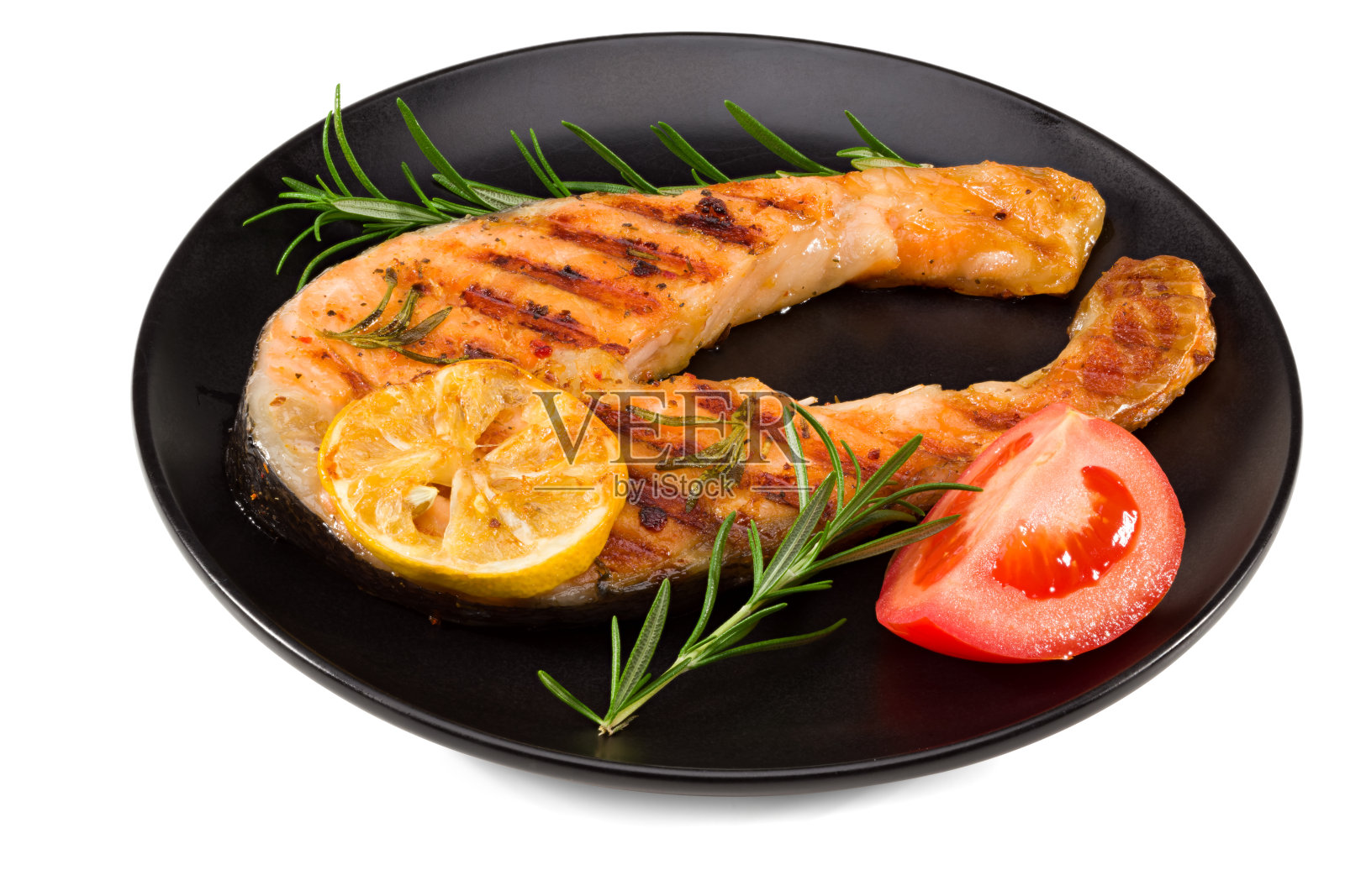 切片的烤鱼，鲑鱼，鳟鱼，牛排与迷迭香在黑色盘子孤立的白色背景，修剪路径照片摄影图片