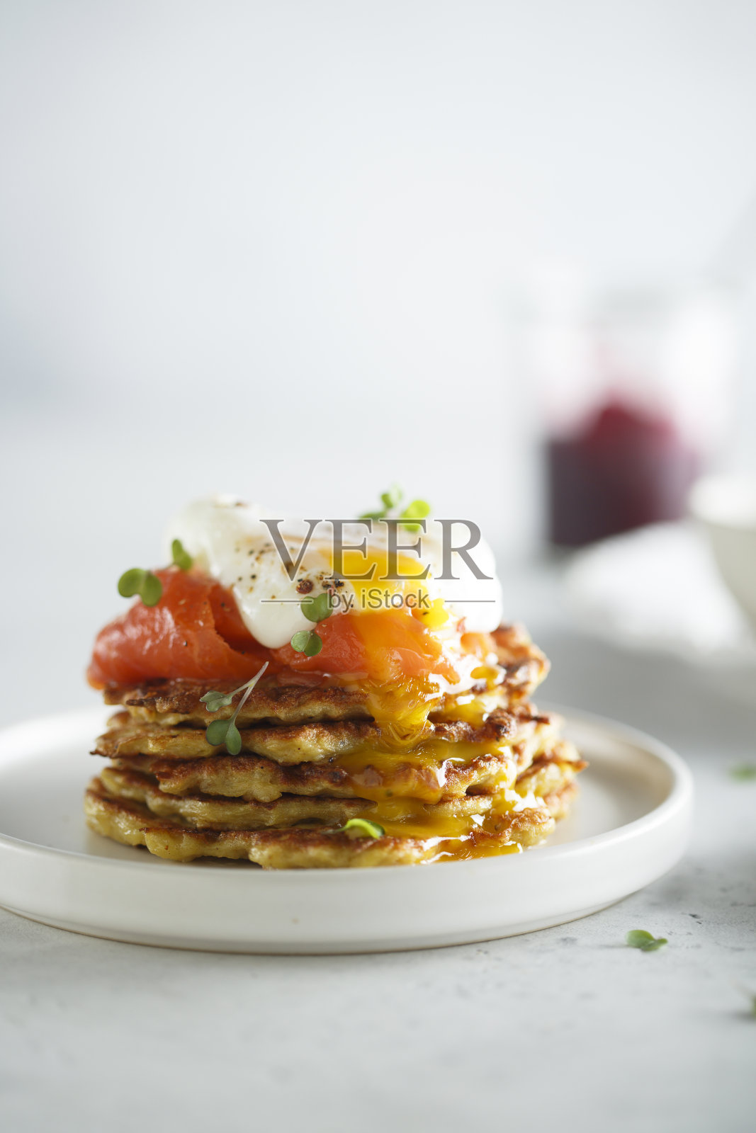 土豆煎饼配荷包蛋照片摄影图片