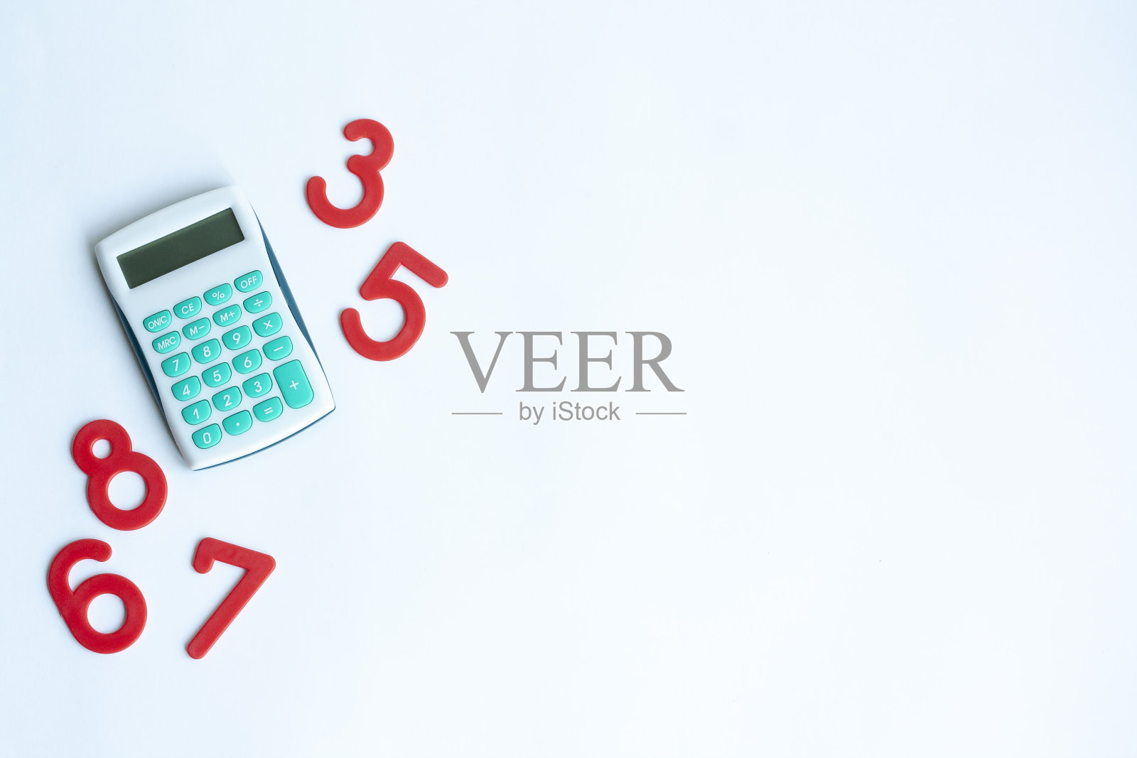 背景数学计算器和红色数字在白色背景，平铺，复制空间照片摄影图片