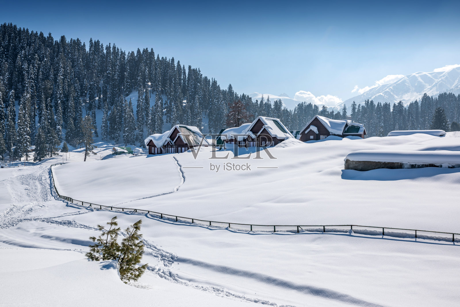 冬季，Gulmarg是一个小镇，一个小山站，一个受欢迎的旅游和滑雪目的地，克什米尔，印度照片摄影图片