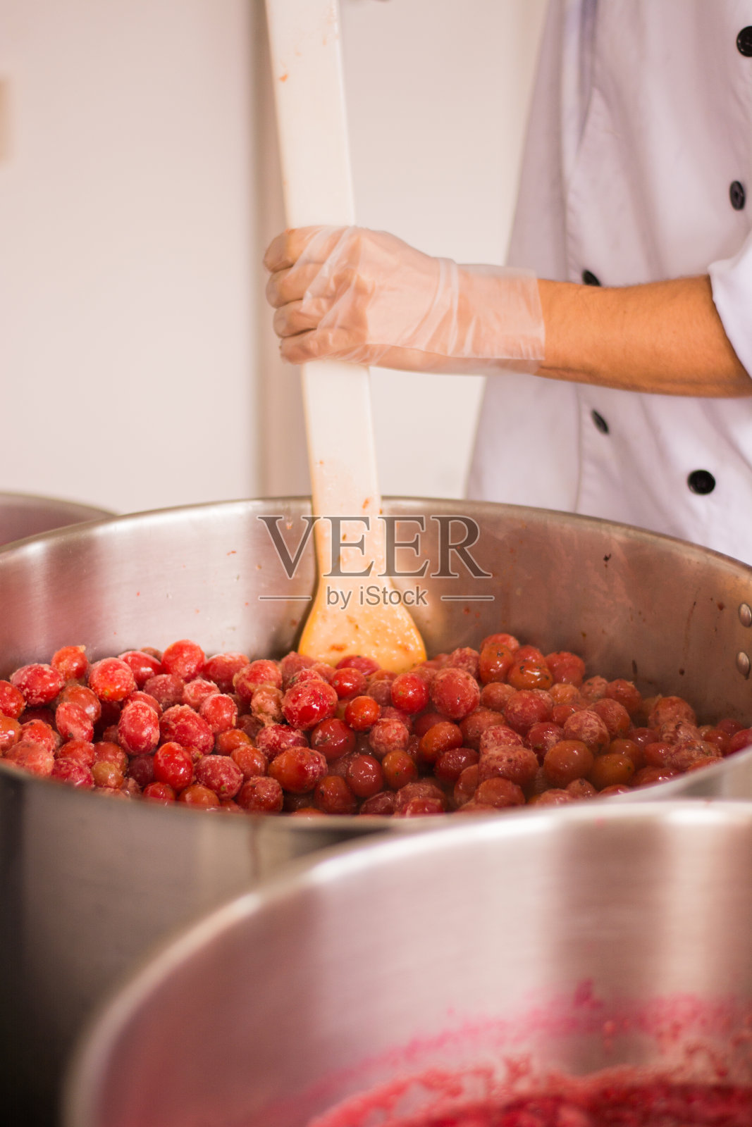 工业厨房。厨师准备食物。照片摄影图片