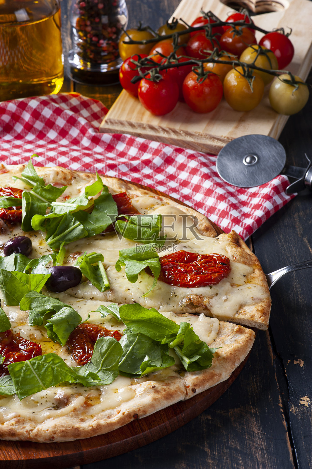 巴西风格的披萨，配上马苏里拉奶酪、番茄干和芝麻菜。照片摄影图片