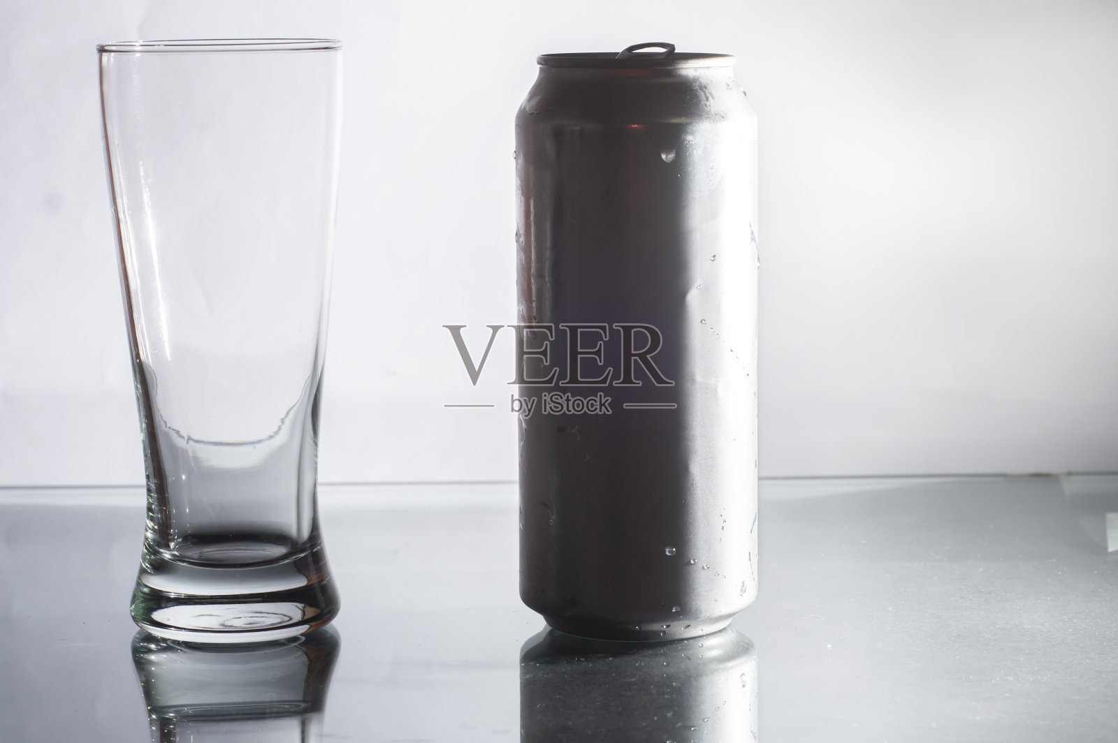 无标签啤酒罐与一个玻璃在一边和白色背景照片摄影图片