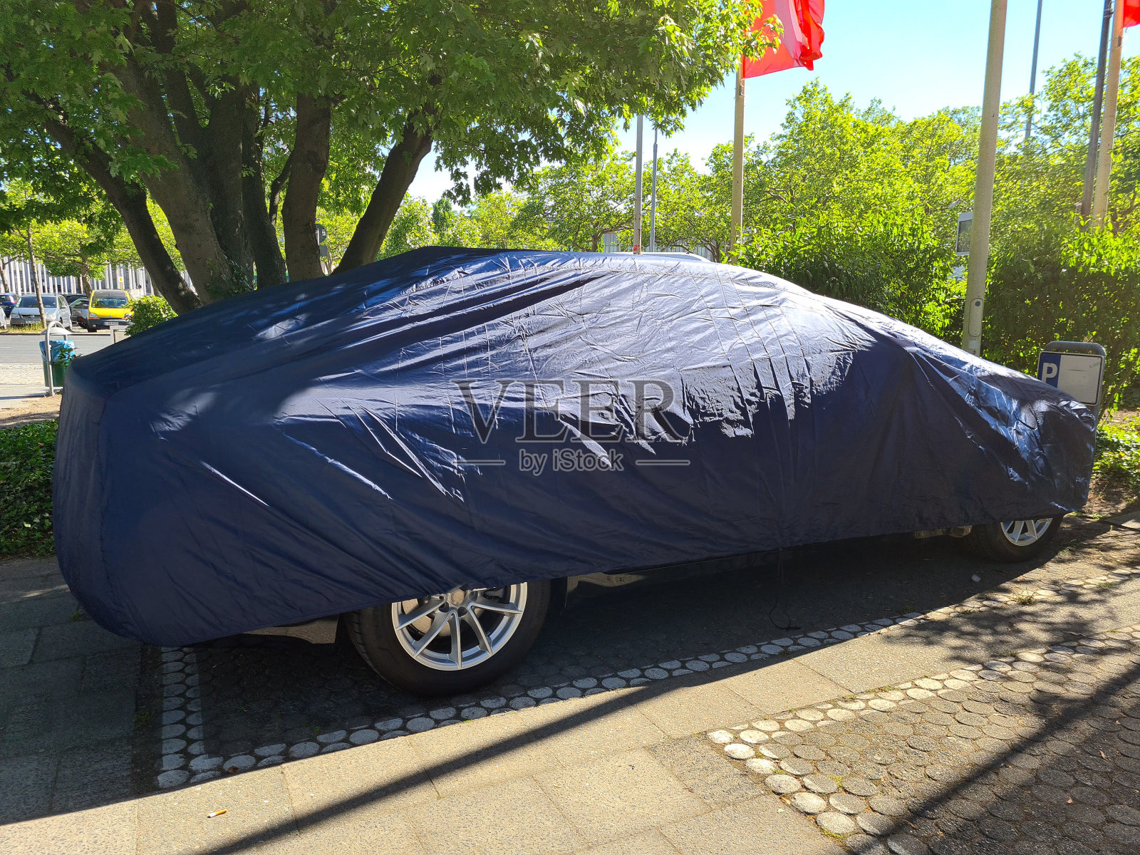 在路上开着一辆盖着油布的车照片摄影图片