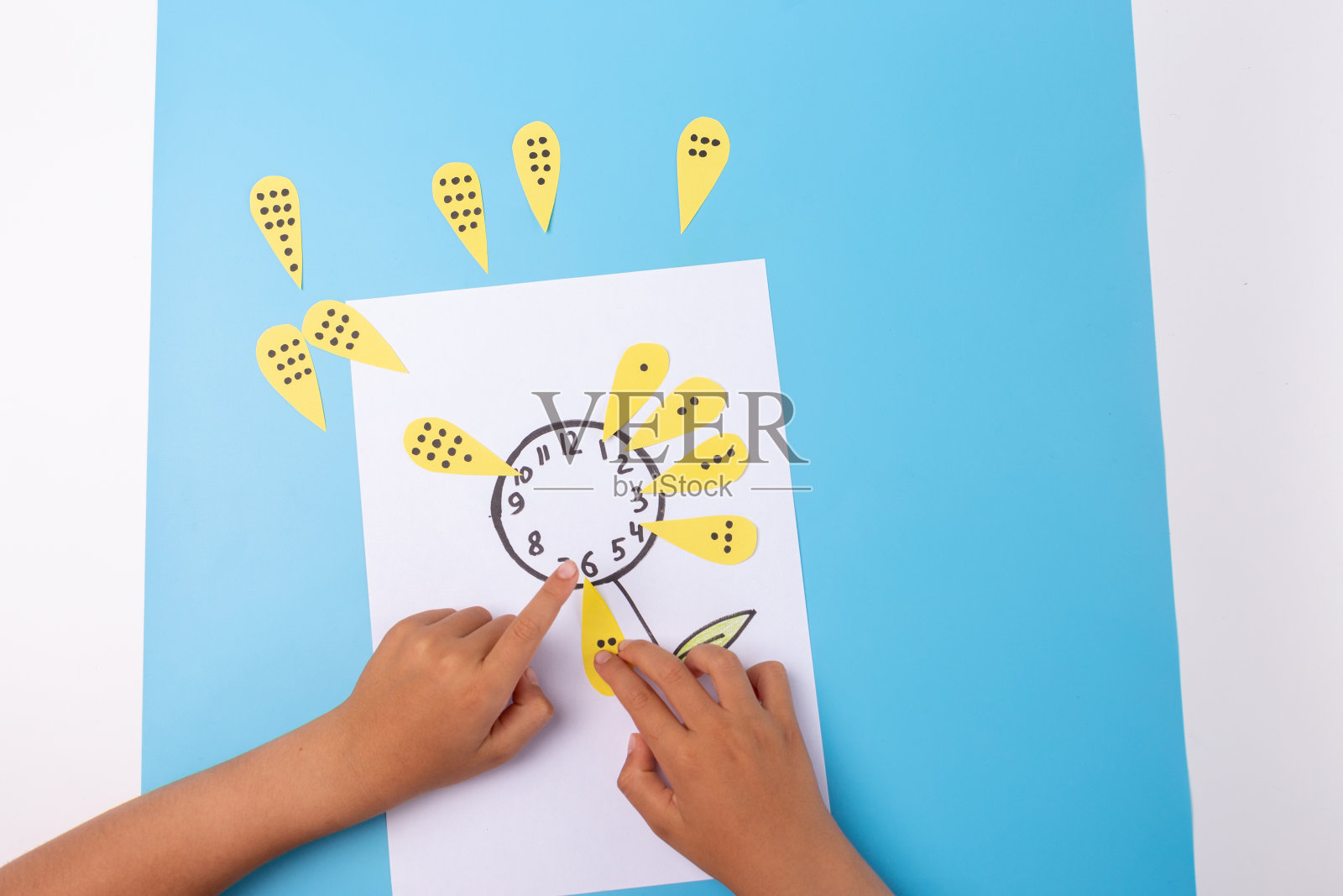 儿童教育游戏，学习数学，简单的数学照片摄影图片