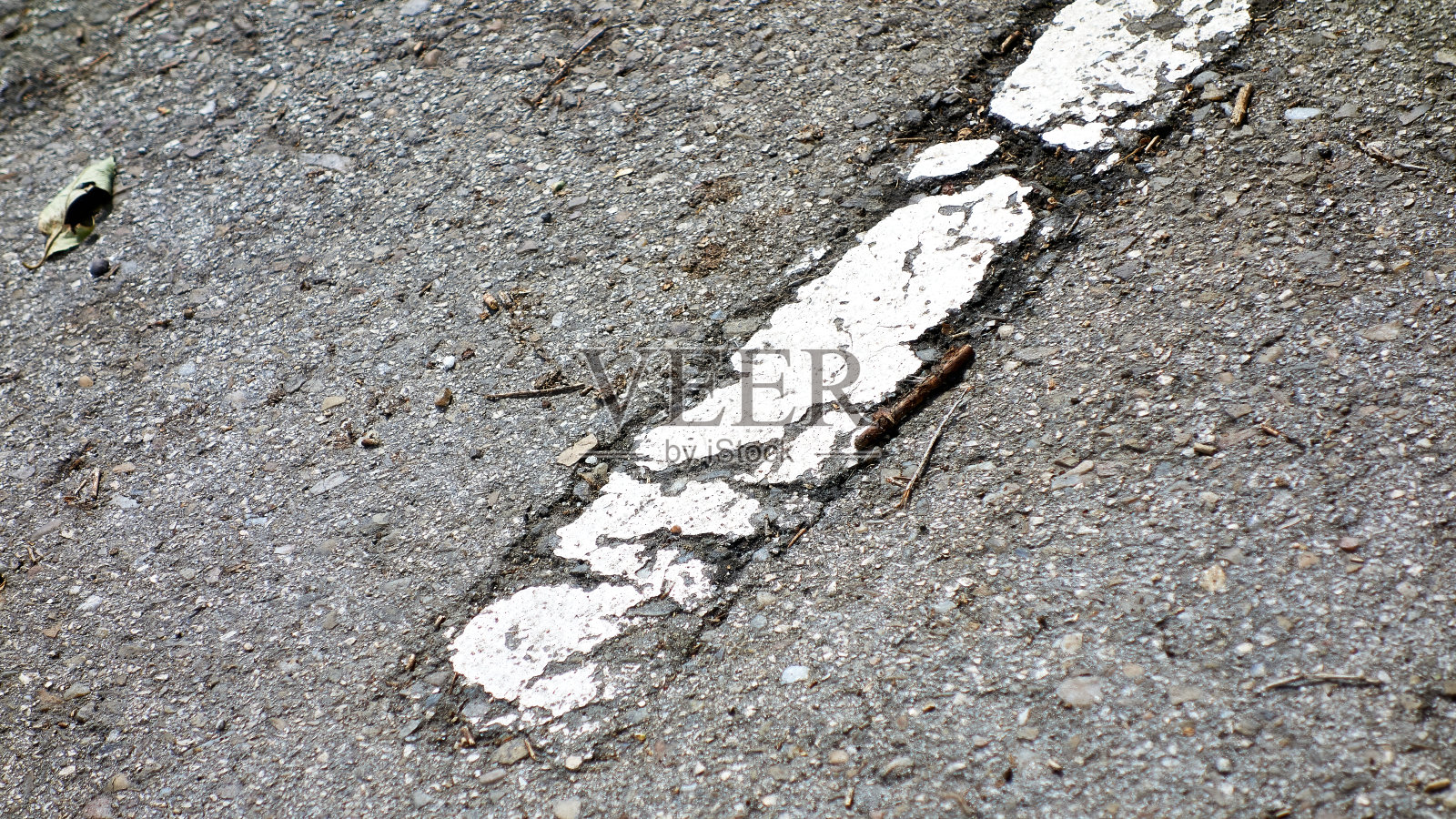 一条被漆成白色的路照片摄影图片