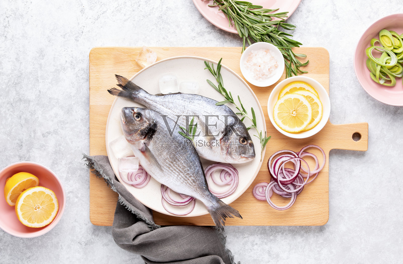 两条生鱼准备烹调，从上往下看照片摄影图片