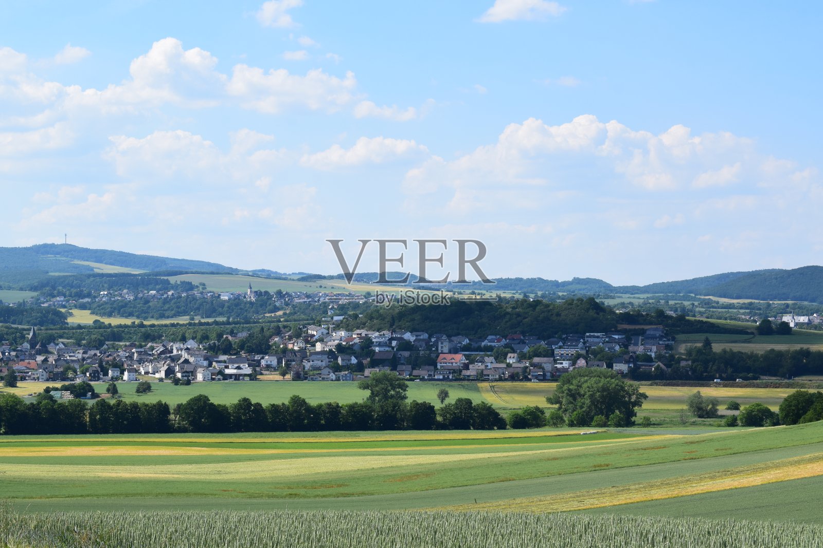 艾菲尔山谷与村庄Thür和小镇门狄格照片摄影图片