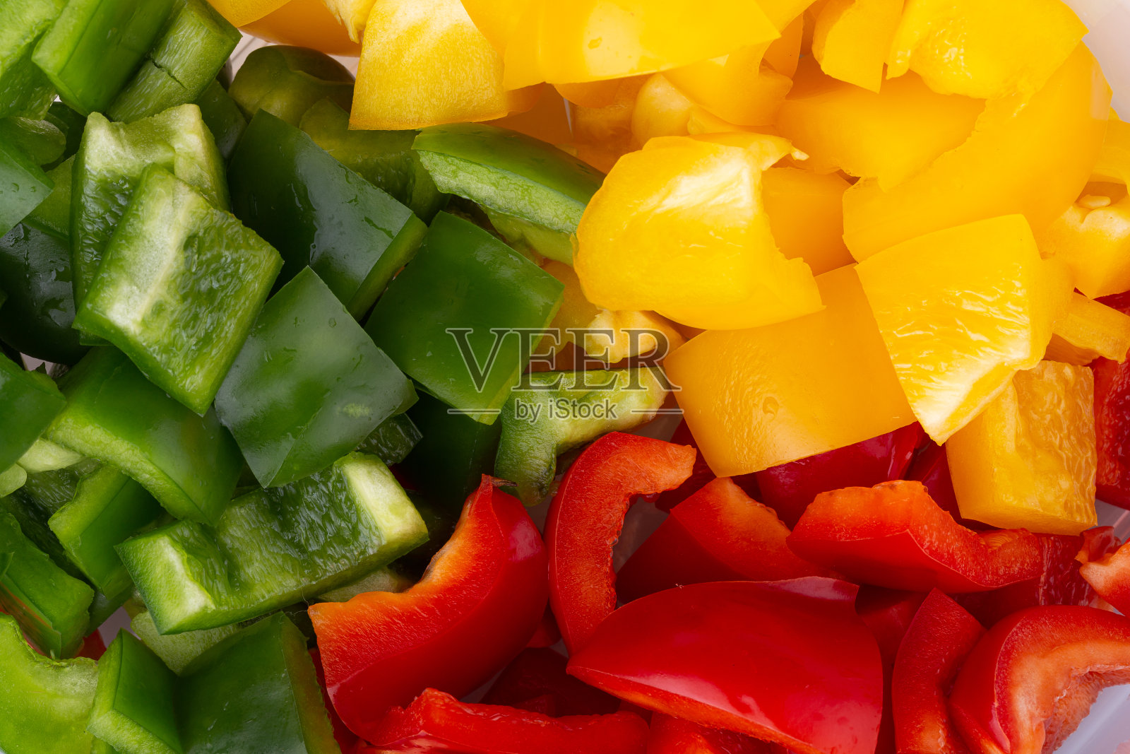 红色，绿色和黄色的柿子椒孤立在白色的背景照片摄影图片