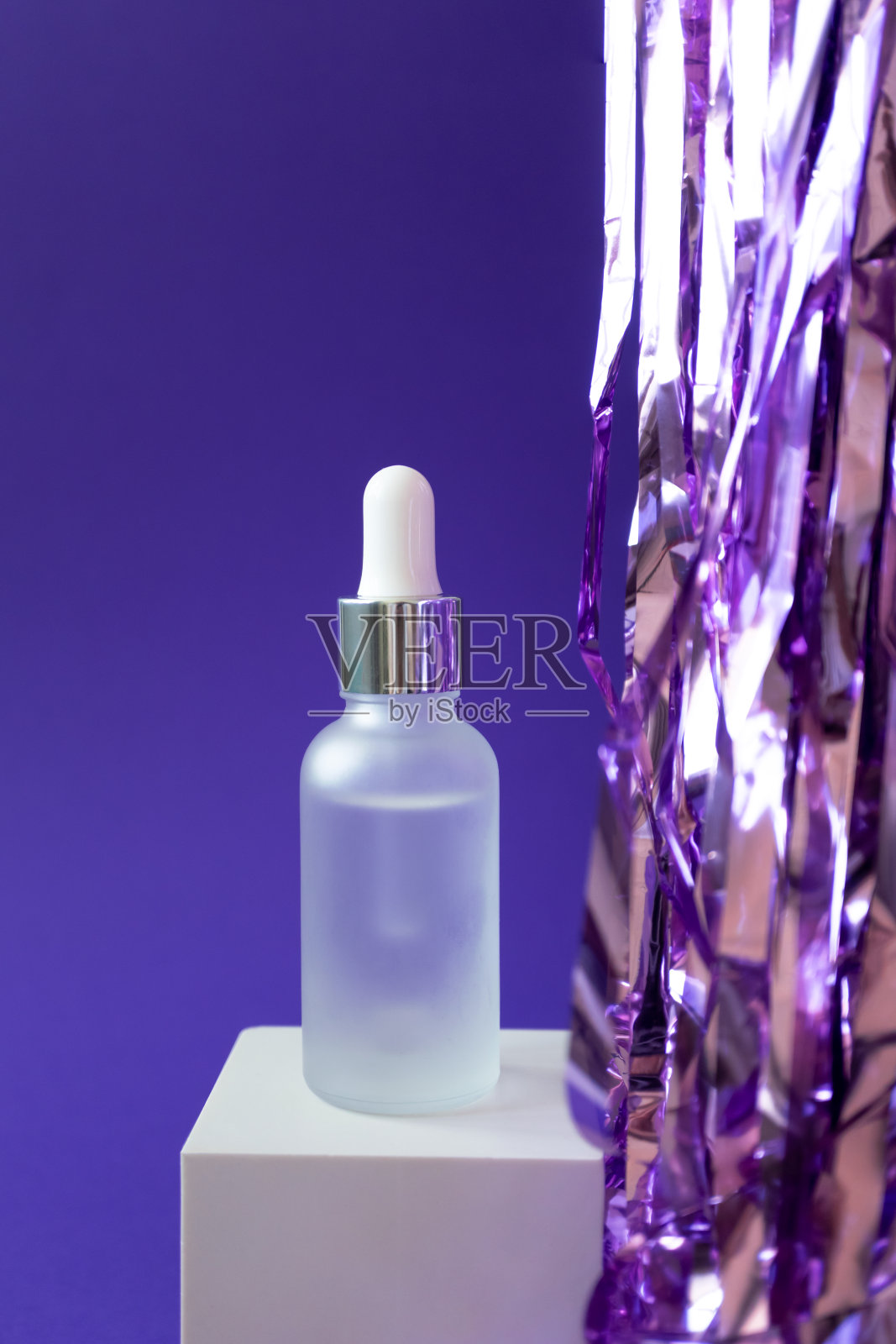 血清模型与移液管和假日金箔在立方体讲台上紫色背景，垂直照片摄影图片