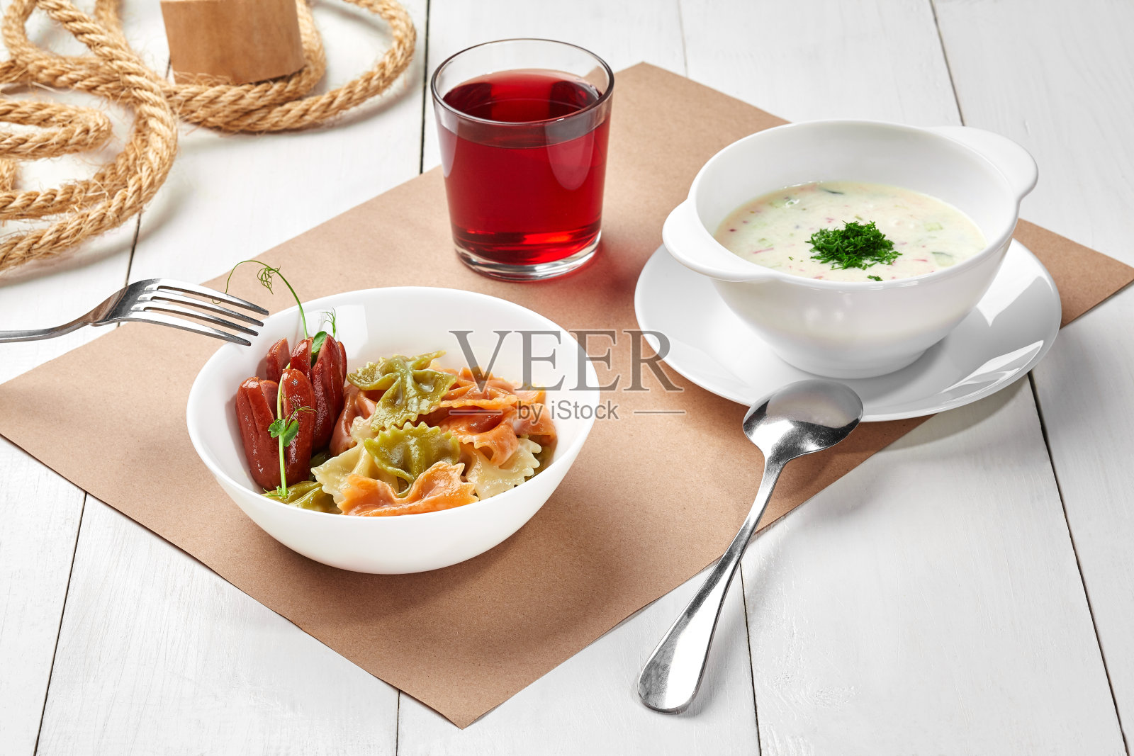 午餐，煮土豆，香肠，浆果饮料照片摄影图片