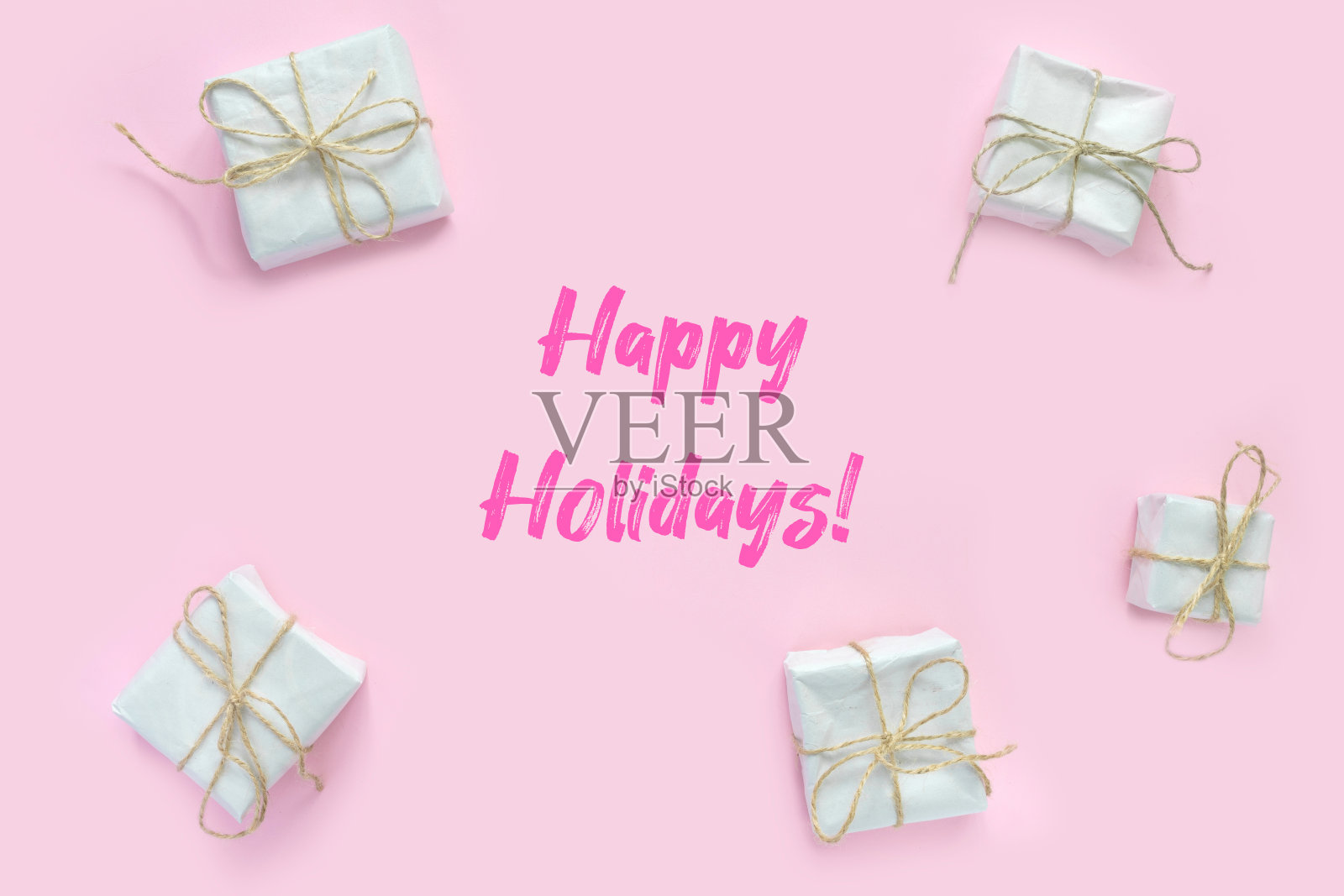 粉色背景上堆放着用复古包装纸包裹的礼品盒，节日的极简创意背景照片摄影图片