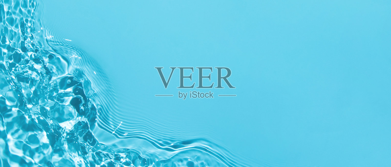 透明的蓝色，清澈平静的水面纹理照片摄影图片