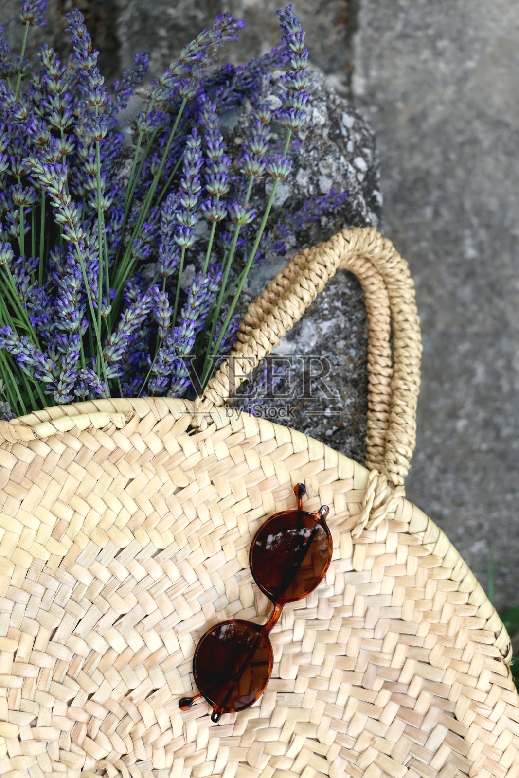 草包，薰衣草和太阳镜照片摄影图片