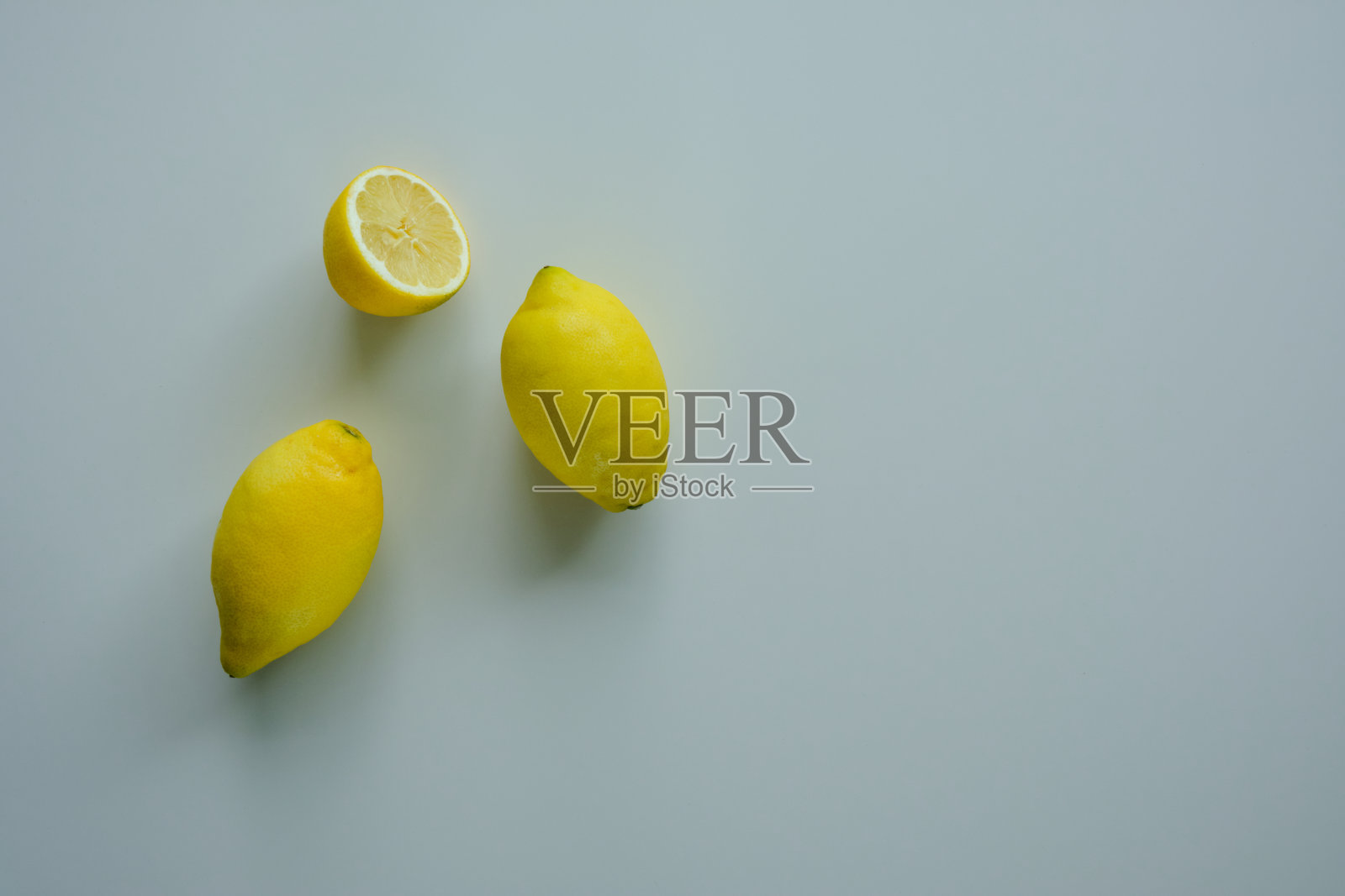 鸟瞰图三个柠檬在一个白色的背景照片摄影图片