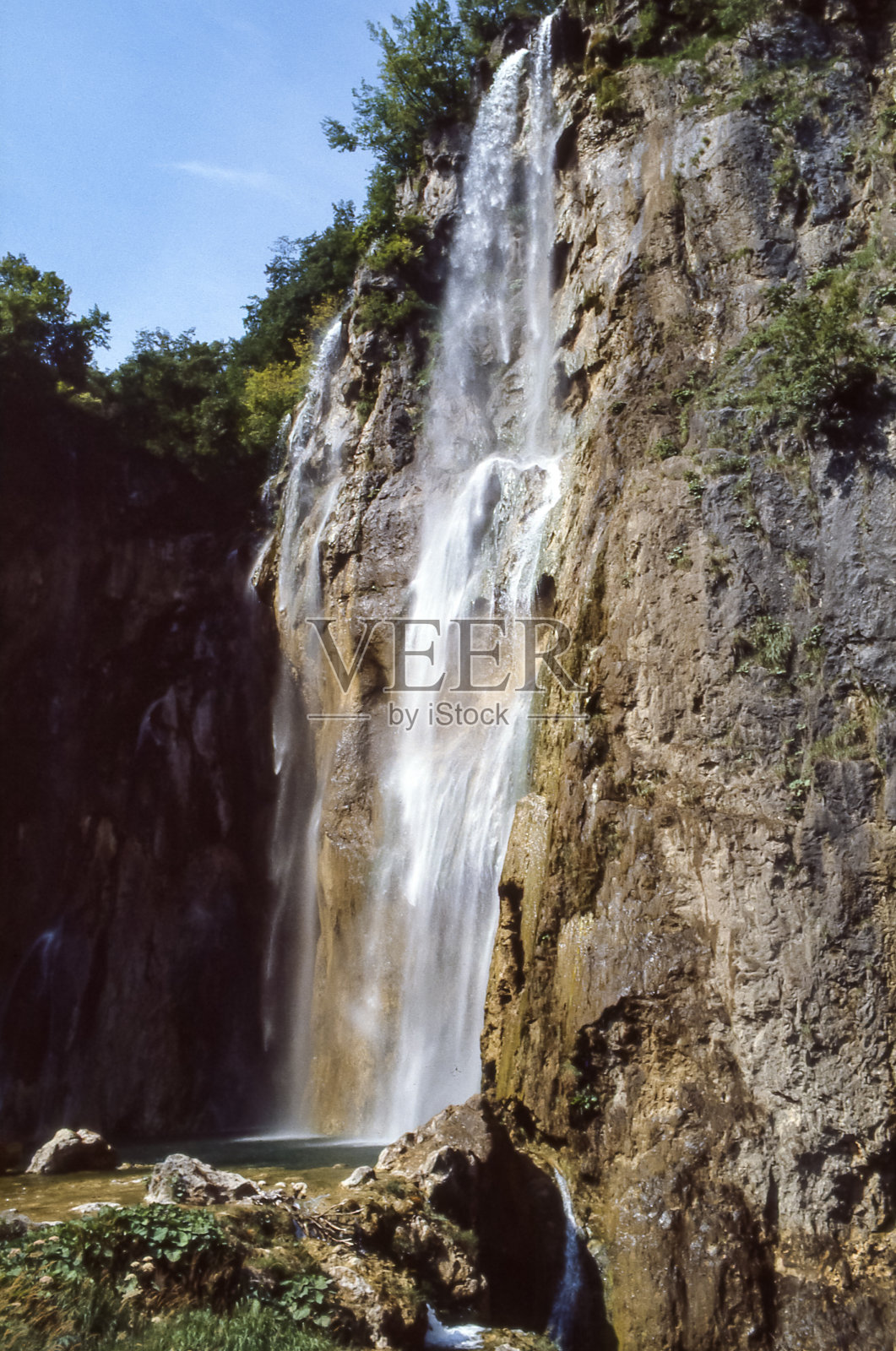 Plitvice湖上的瀑布。照片摄影图片