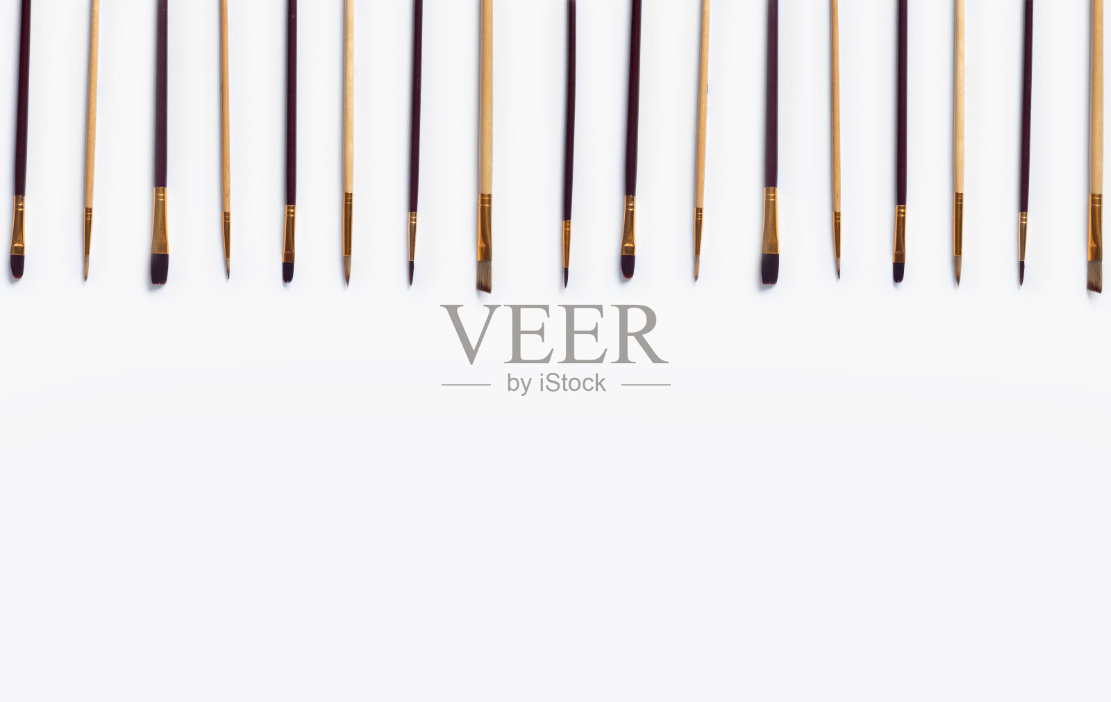 白色背景上的一组画笔。照片摄影图片