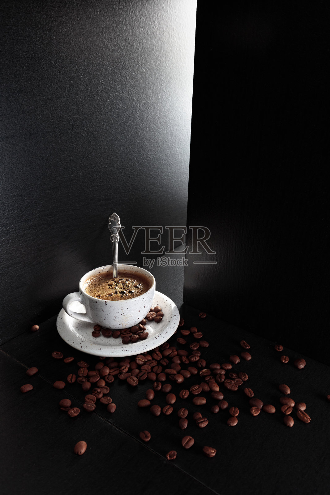 白杯子，黑咖啡，黑桌子照片摄影图片