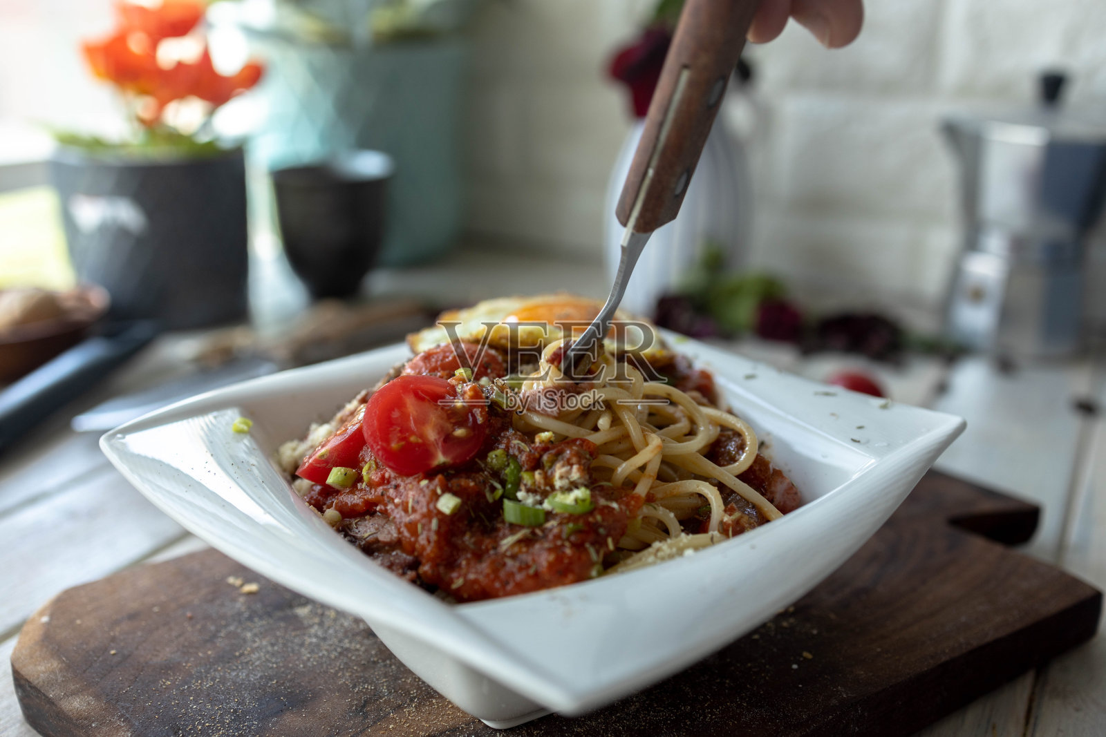 美味的意大利面，配上煎蛋，香肠和樱桃番茄照片摄影图片