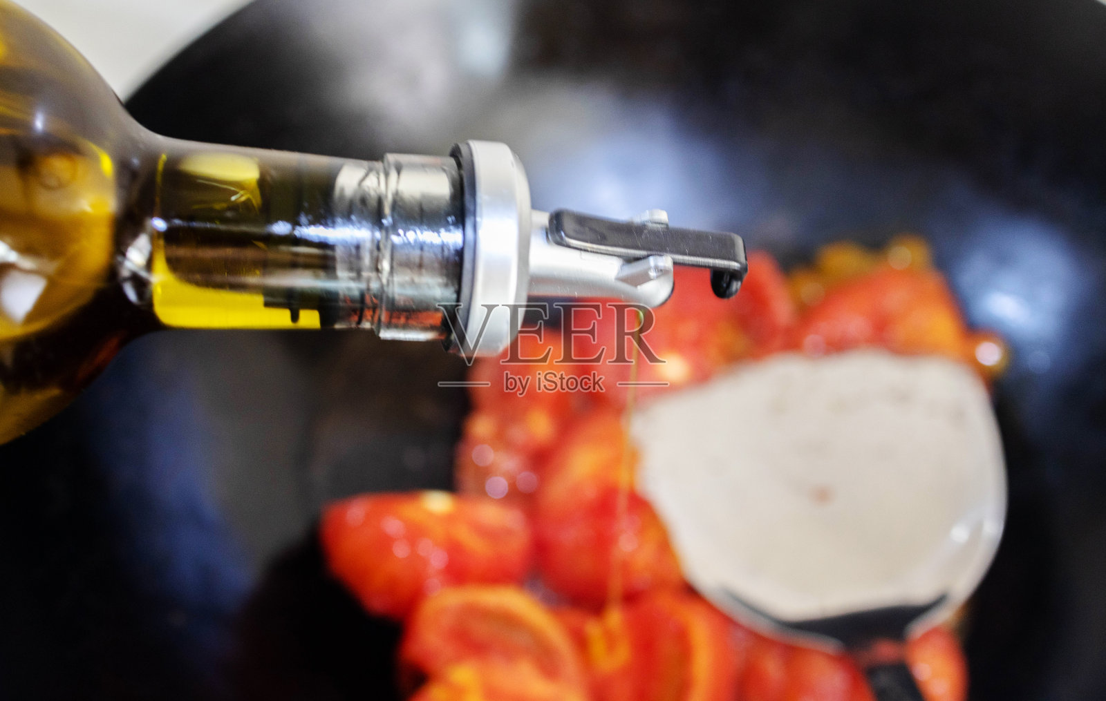 制作番茄酱:在平底锅中倒入橄榄油照片摄影图片