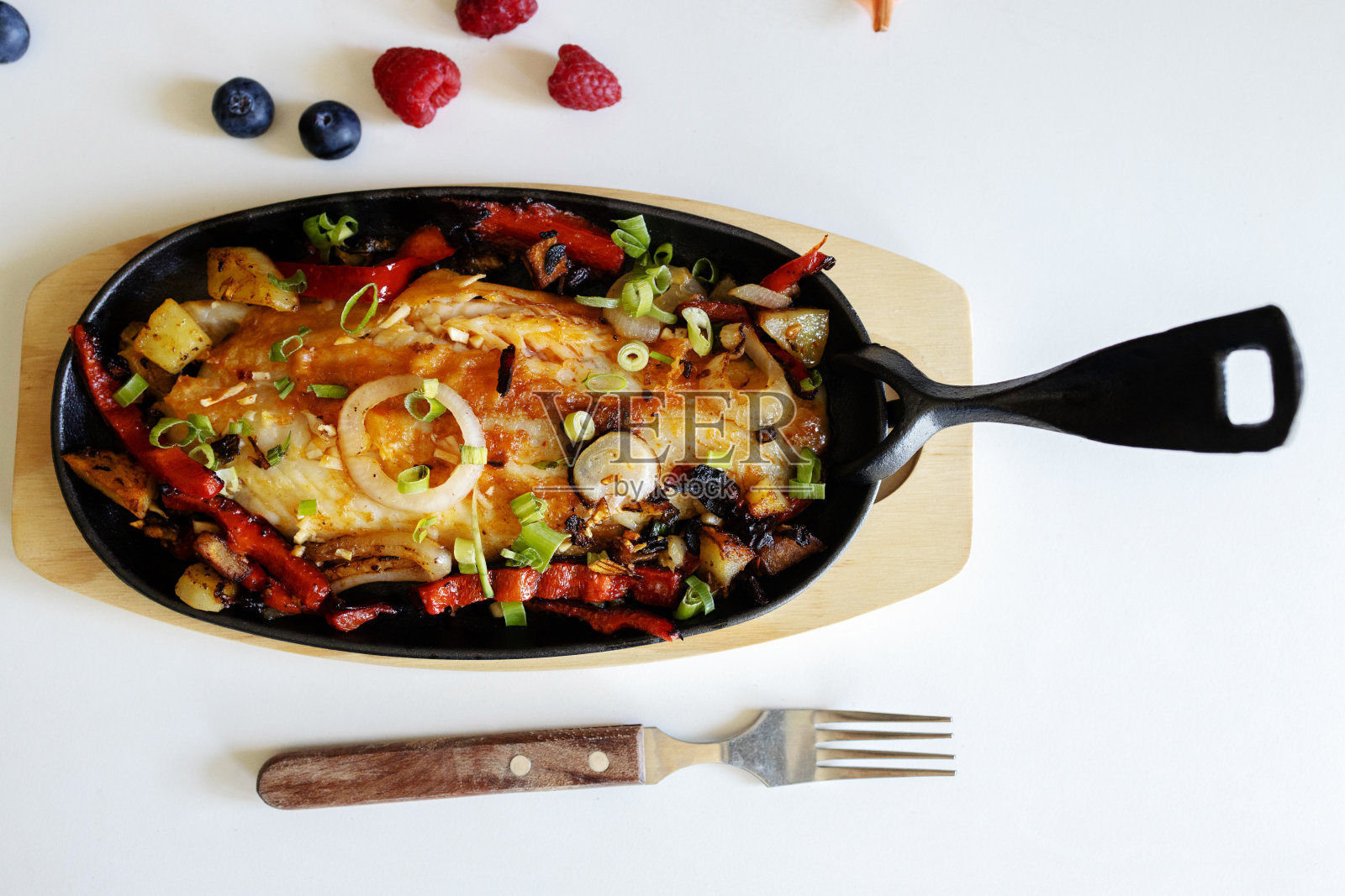 家常菜:炒鱼，洋葱和辣椒照片摄影图片