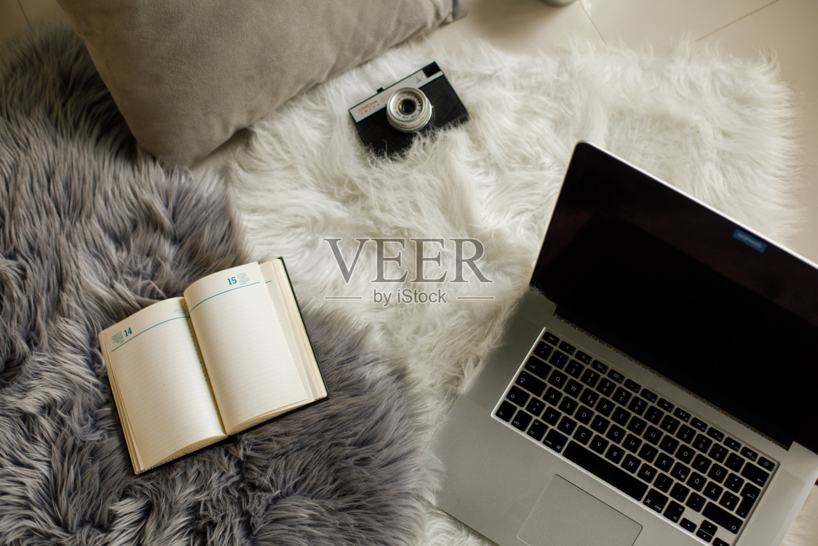 创意小空间使用笔记本电脑，写日记和使用相机照片摄影图片