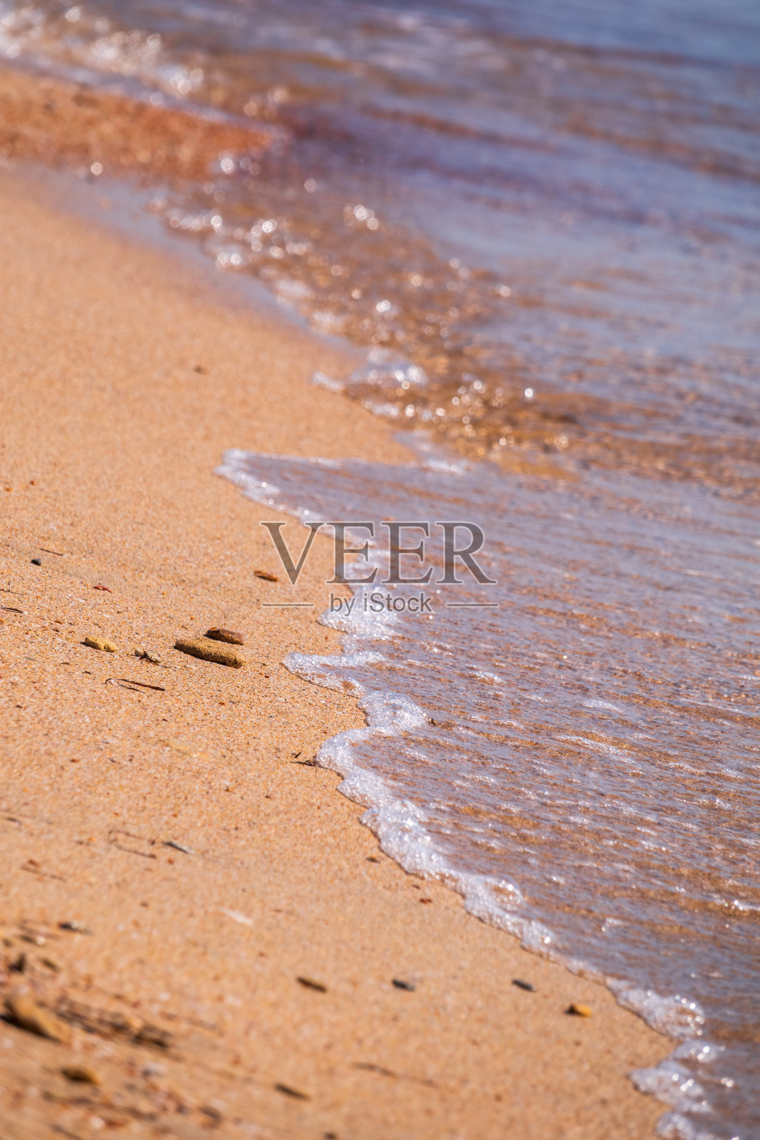 柔软的海浪在沙滩上。照片摄影图片