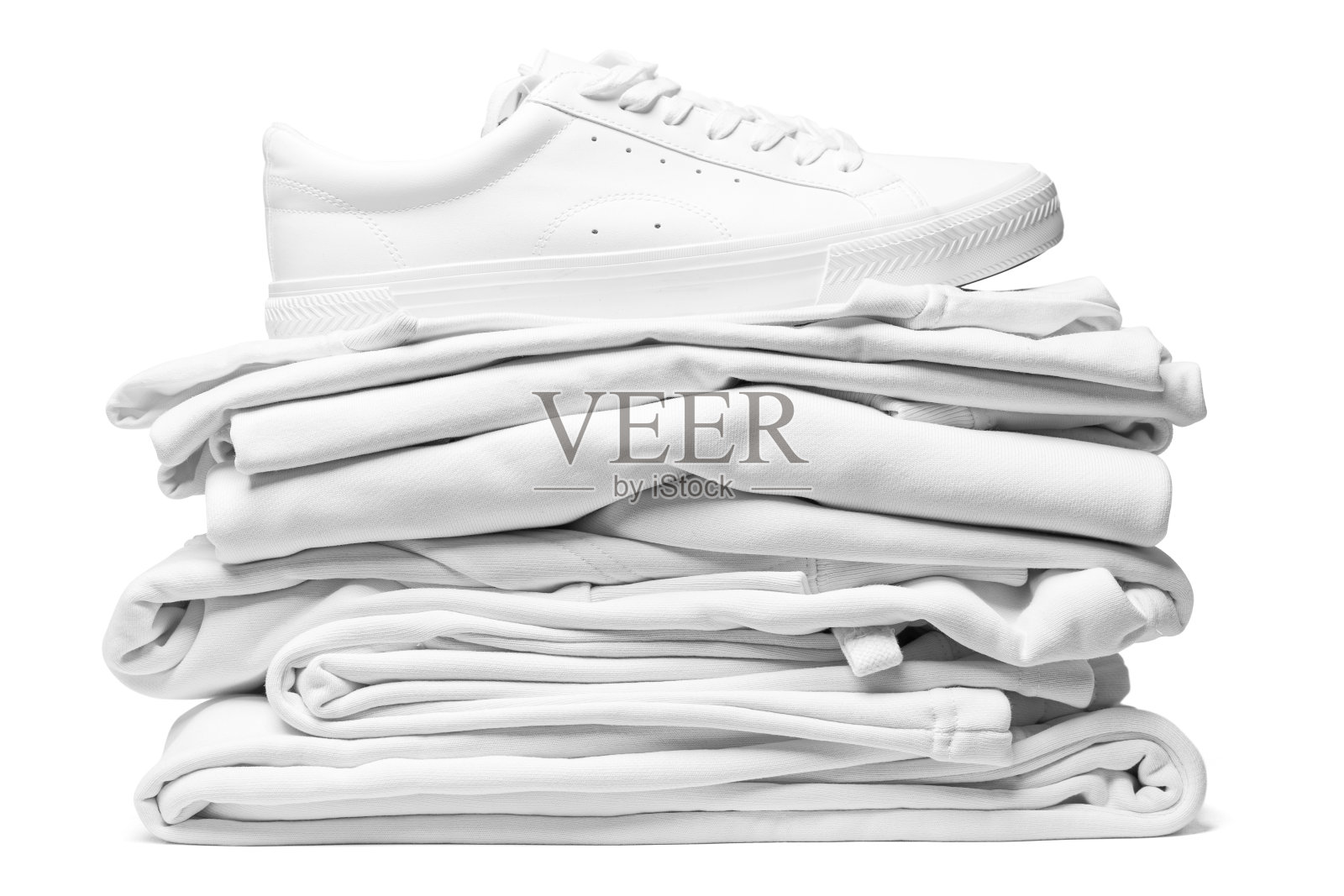 白色的衣服和时尚的运动鞋白色的背景照片摄影图片