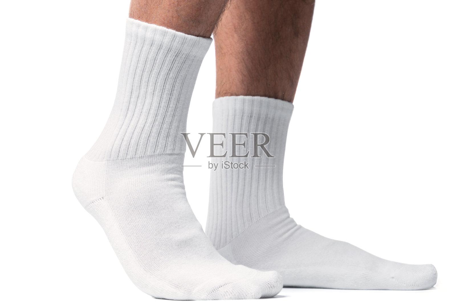 男性脚与白色的棉袜在白色的背景照片摄影图片