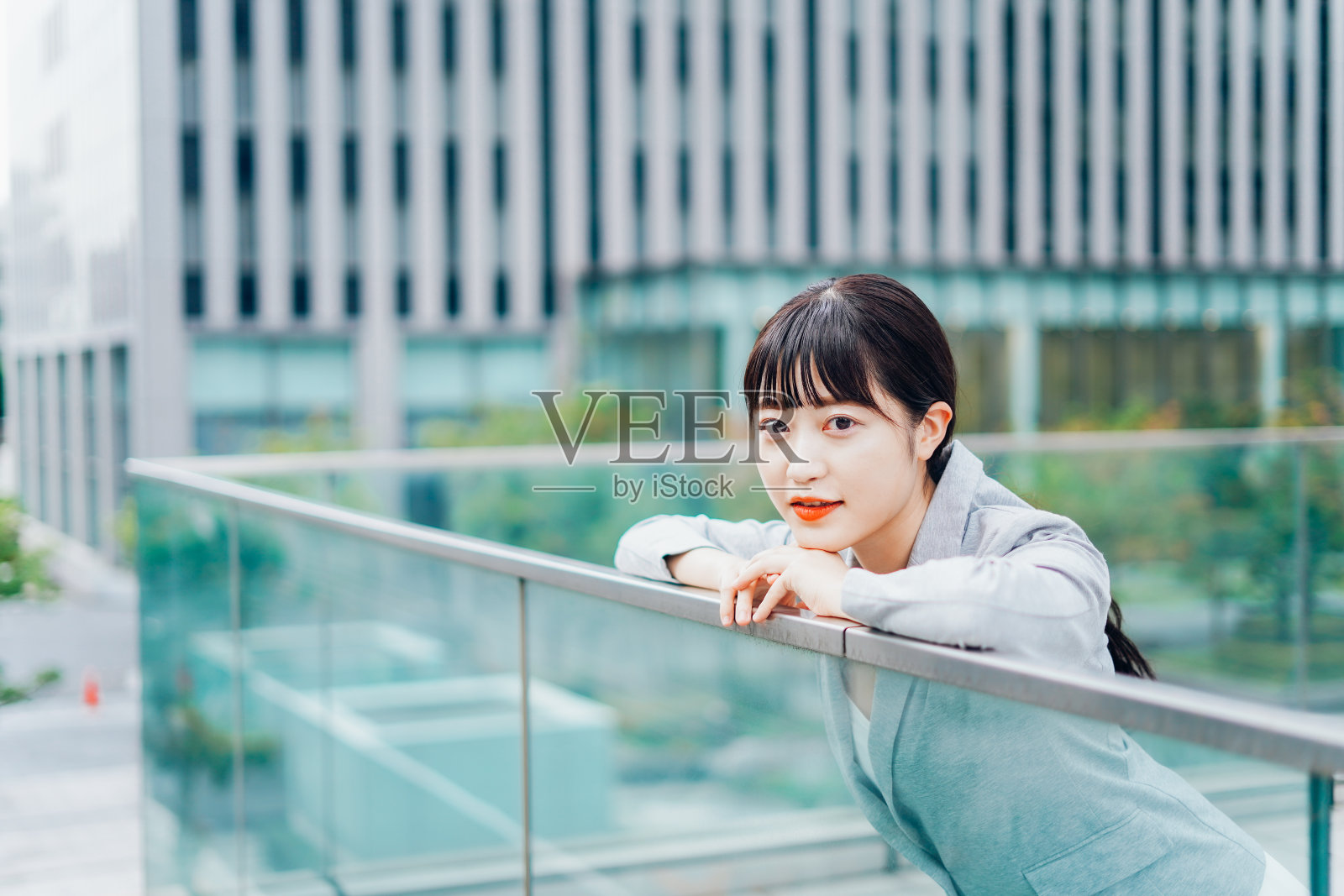 一位年轻的女商人在外面等着开会照片摄影图片