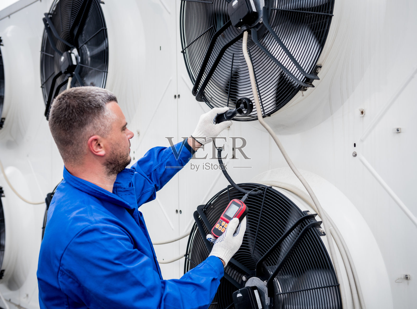 用风速计测试冷凝机组的轴流风机照片摄影图片