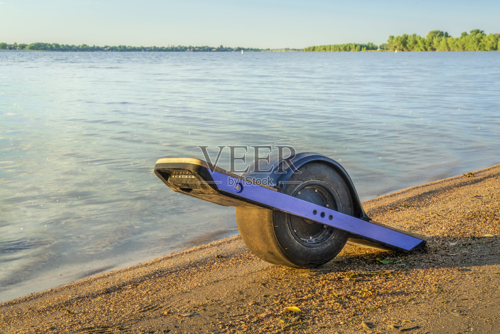 湖边的单轮电动滑板照片摄影图片