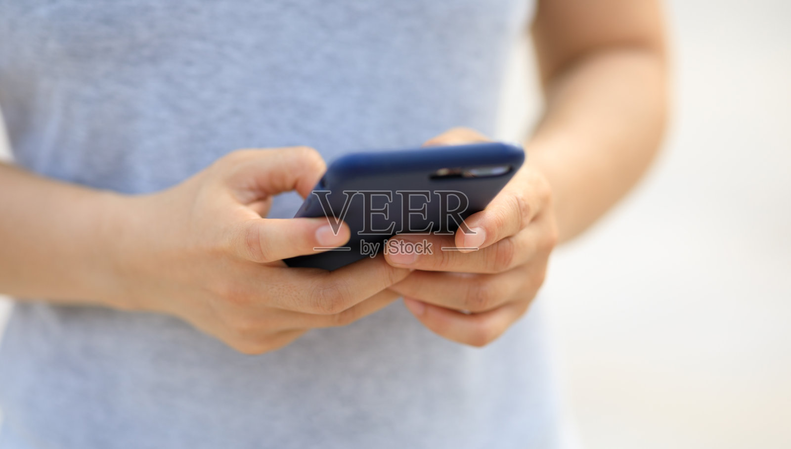 人们在户外使用智能手机照片摄影图片