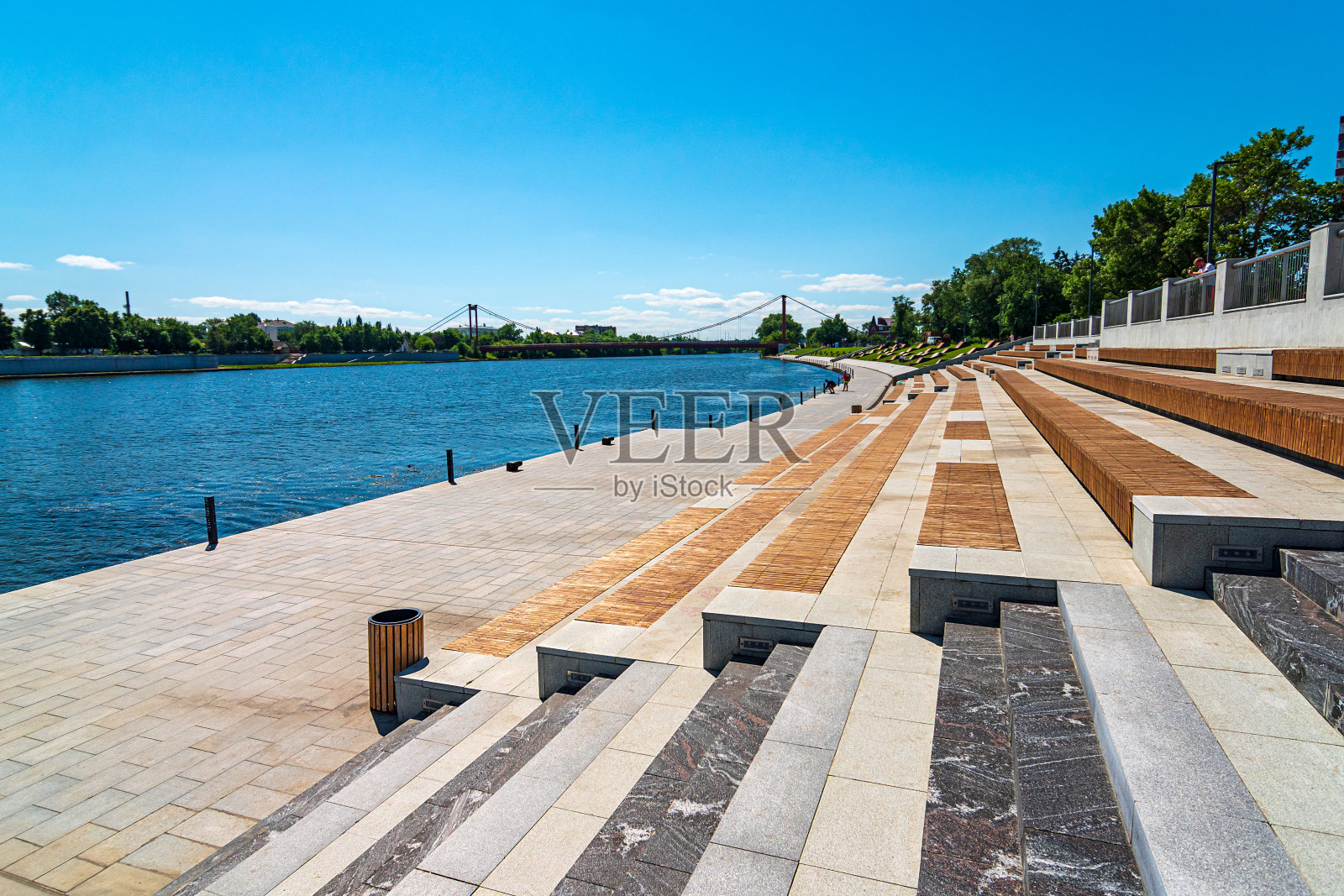 路堤奔萨城市。一天光景观。苏拉河堤岸夏日美景。照片摄影图片