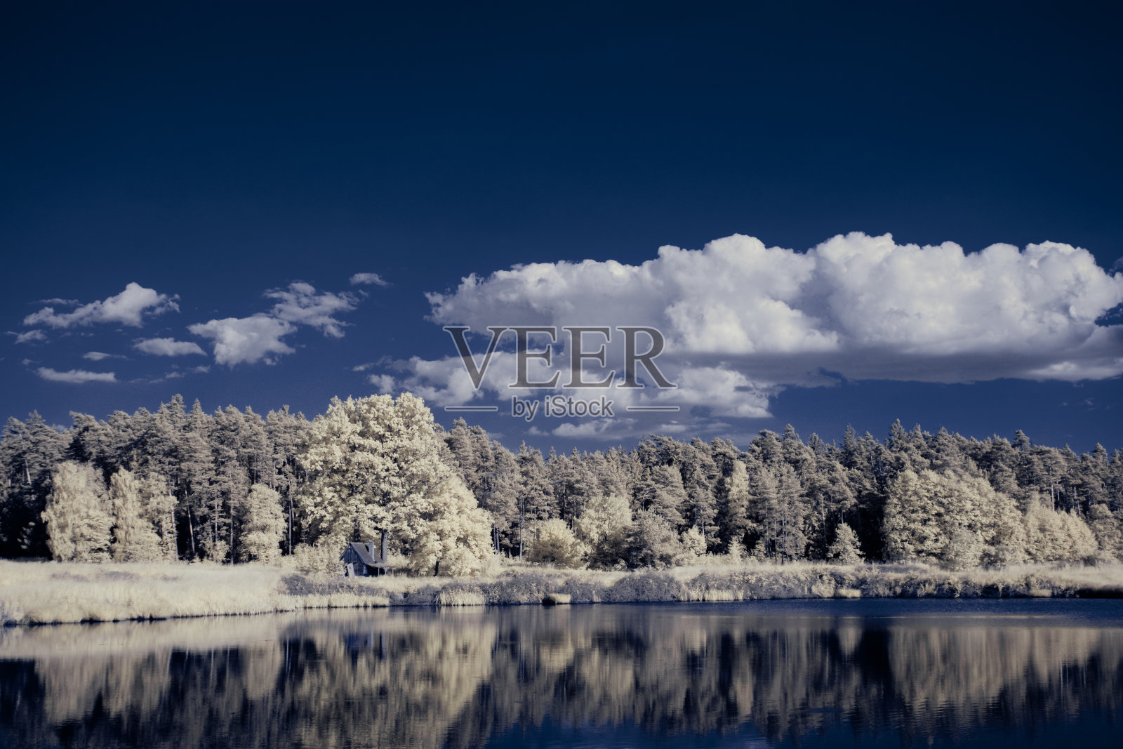 红外摄影-红外照片下的景观天空与云照片摄影图片