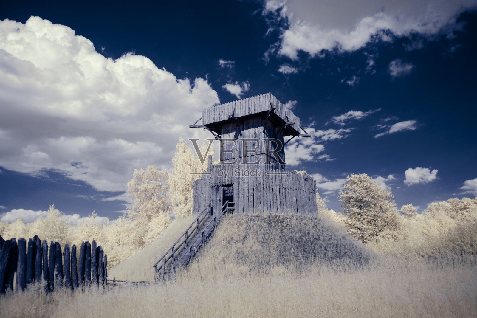 红外摄影-红外照片下的景观天空与云照片摄影图片