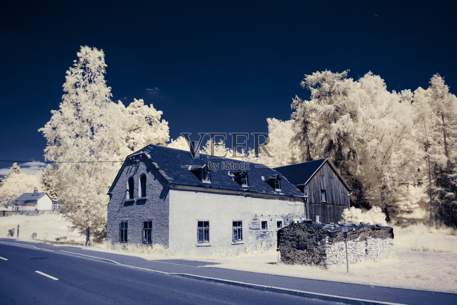 红外摄影-红外照片下的景观天空与云照片摄影图片
