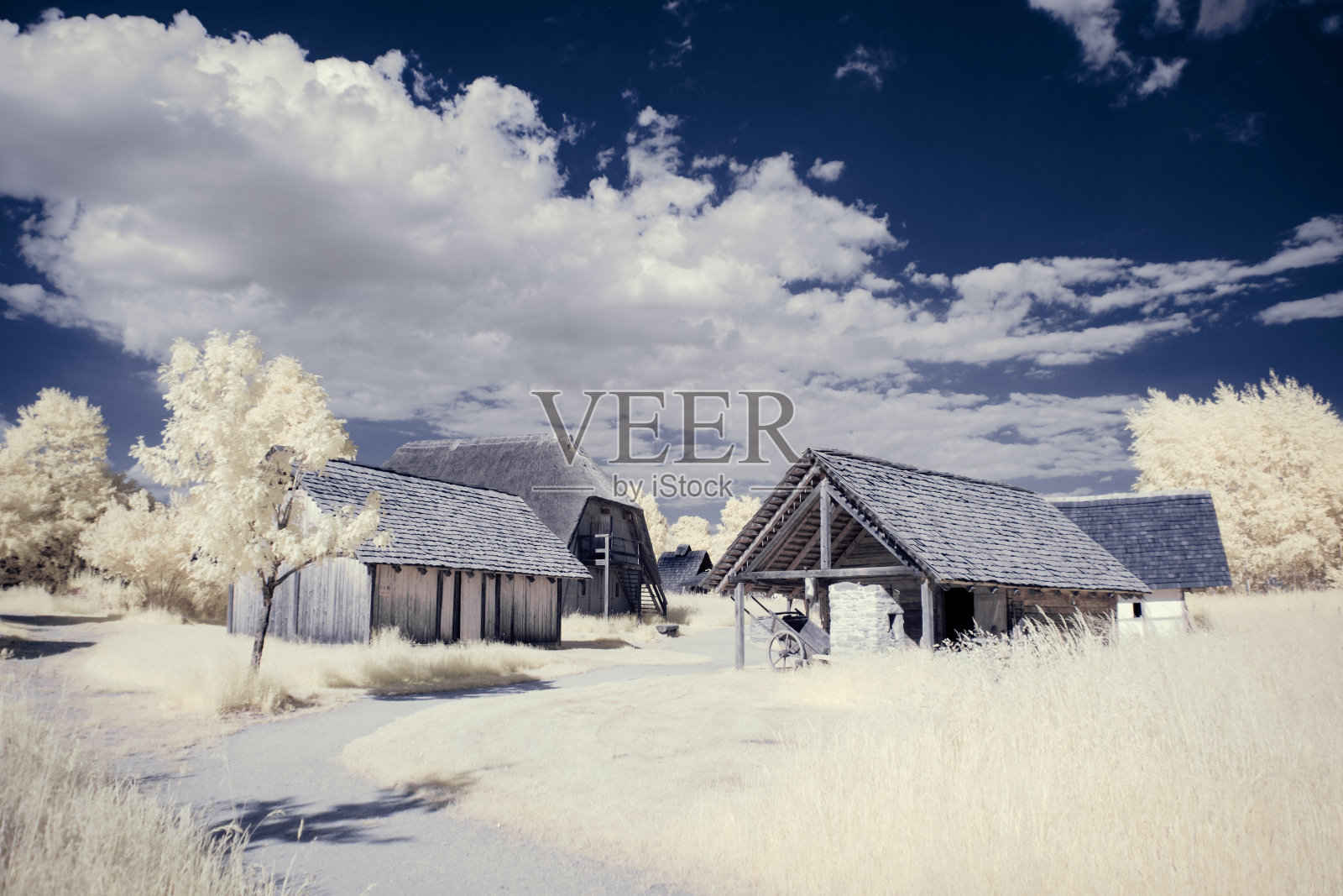 红外摄影-红外照片下的景观天空与云照片摄影图片