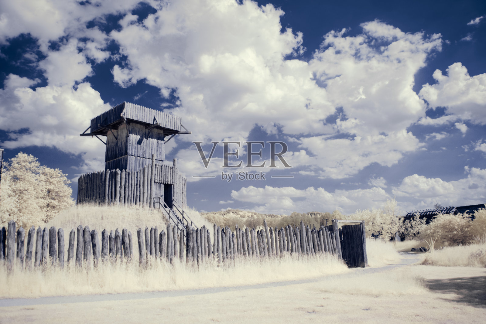 红外摄影-红外照片下的景观天空与云照片摄影图片