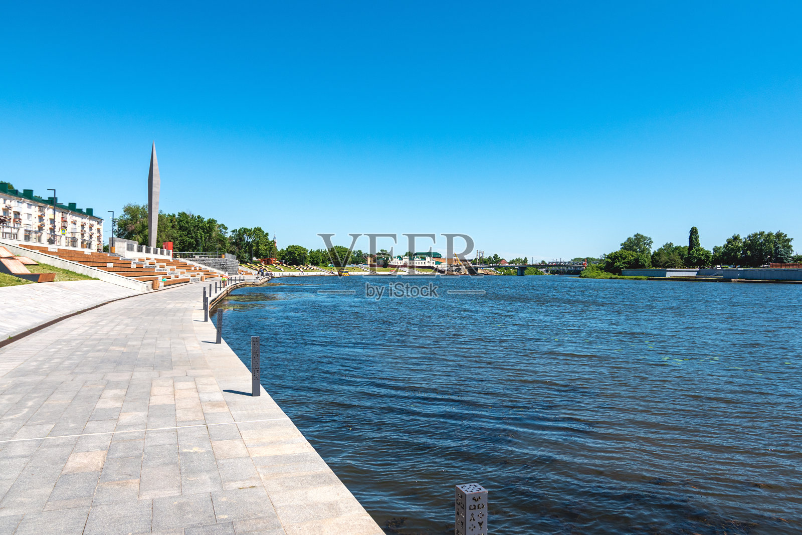 路堤奔萨城市。一天光景观。苏拉河堤岸夏日美景。照片摄影图片